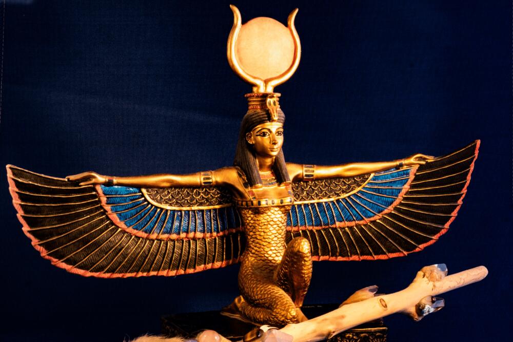 Isis, de Egyptische godin van magie en genezing, de eerste die zielen opwekte
