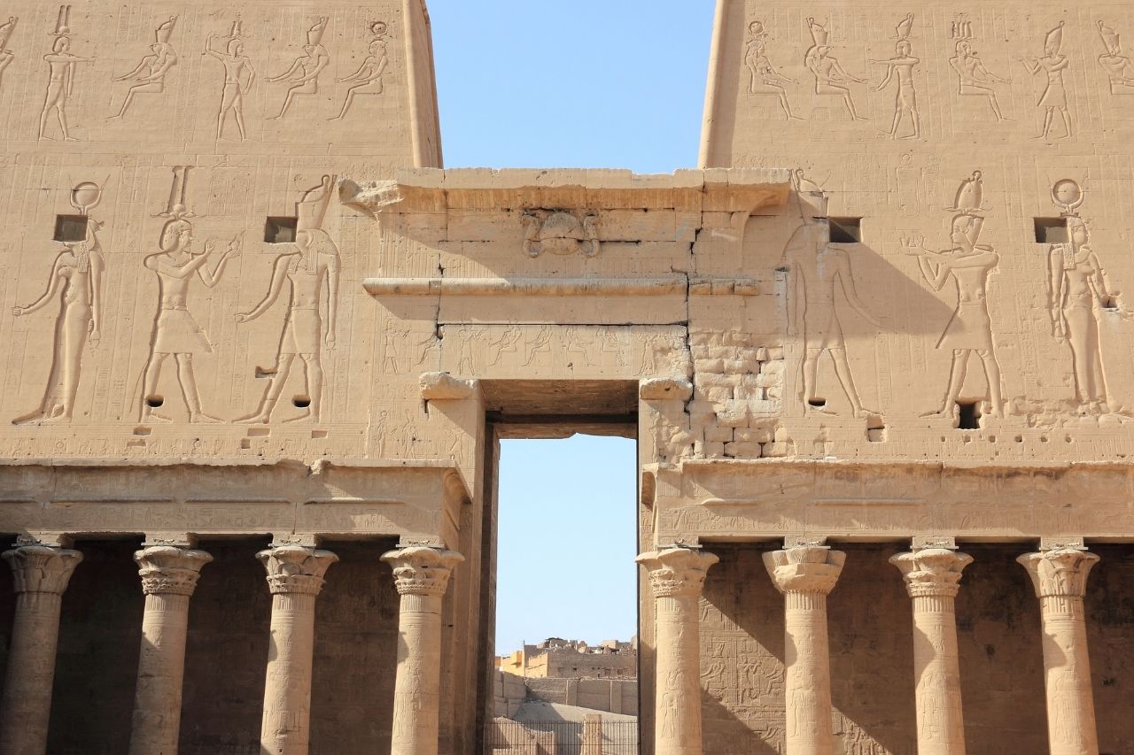 Relief van Seth en andere goden op de tempel