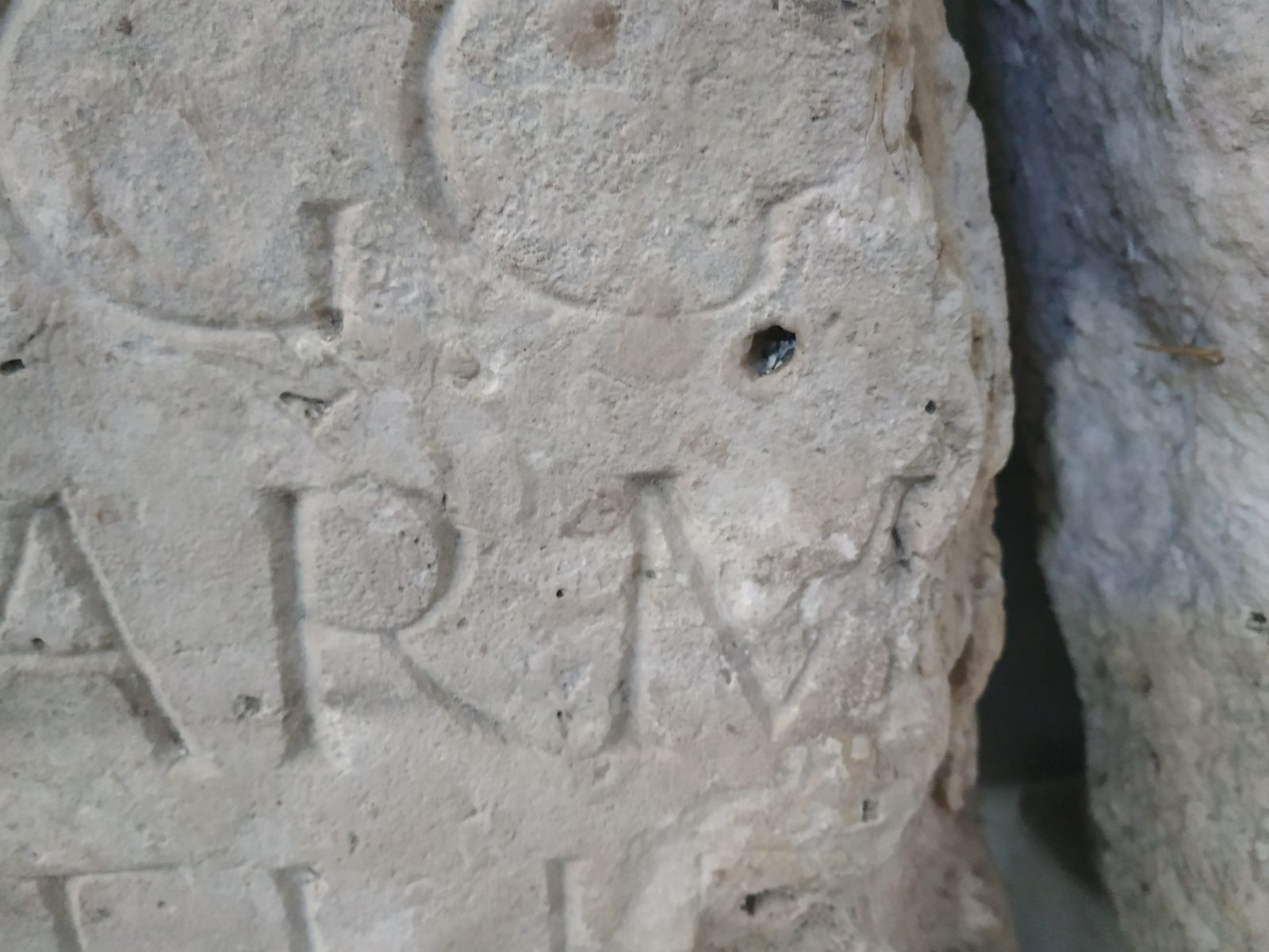Foto die ik in 2019 in Podstrana maakte. Dit is de foto van de letters ARM op de steen van Castus