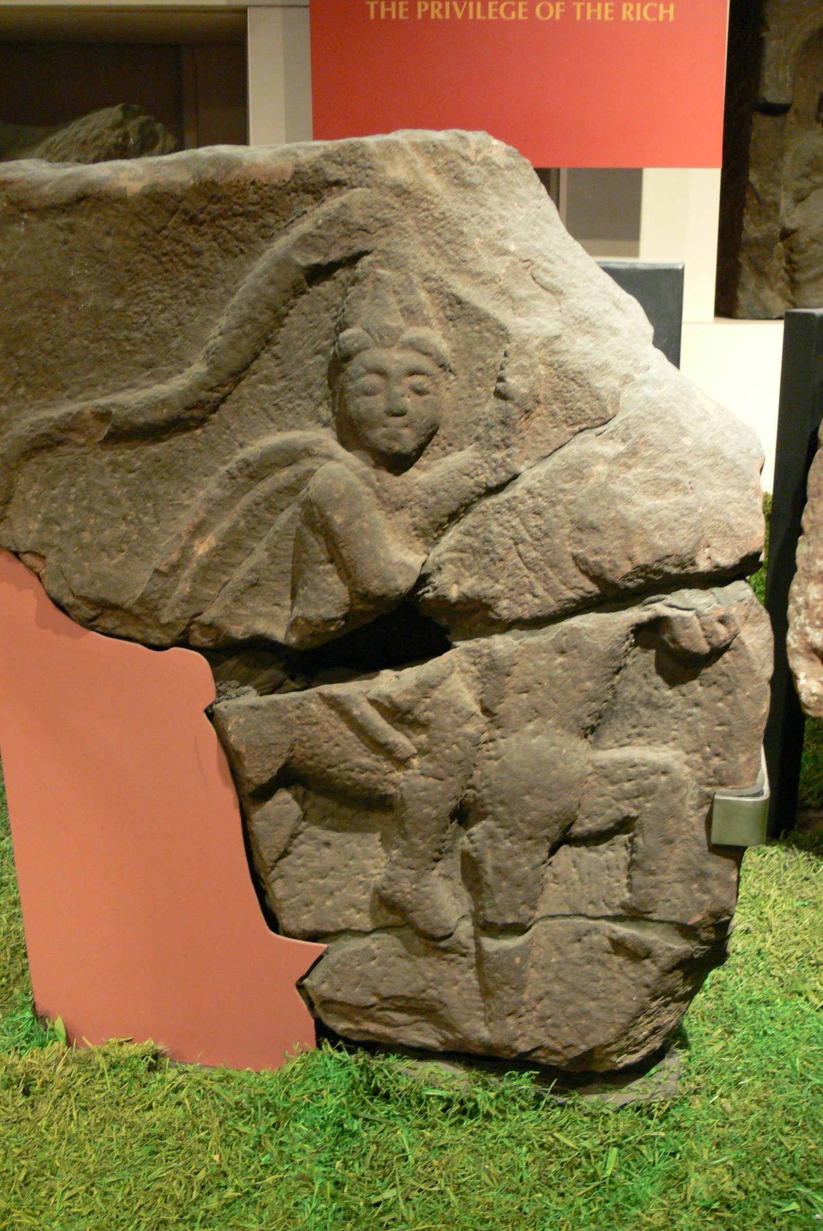 Chester (Engeland). Grosvenor Museum: Grafsteen uit Deva Victrix van een Dacische of Sarmatische ruiter in dienst van het Romeinse leger in Brittannië