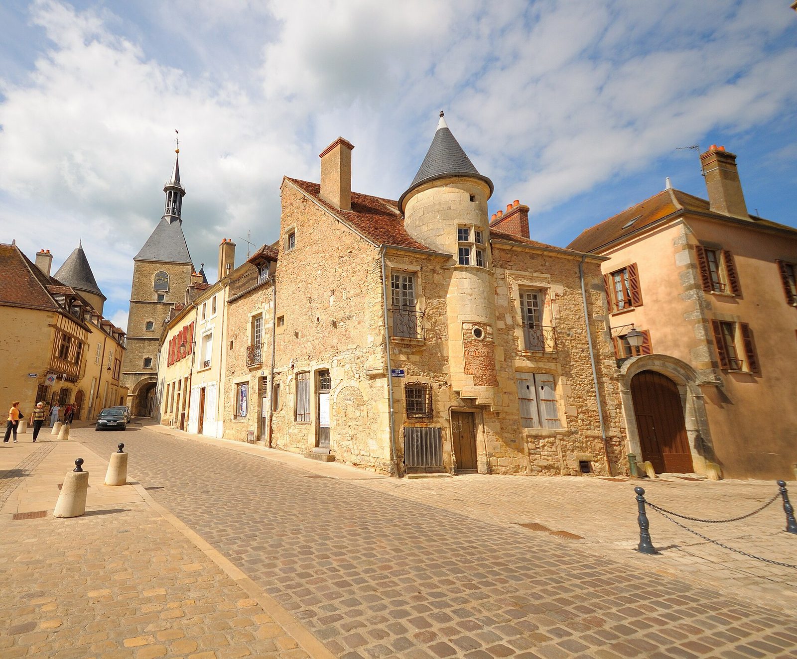 De kinderkopjesstraatjes van Avallon, in Bourgondië, Frankrijk