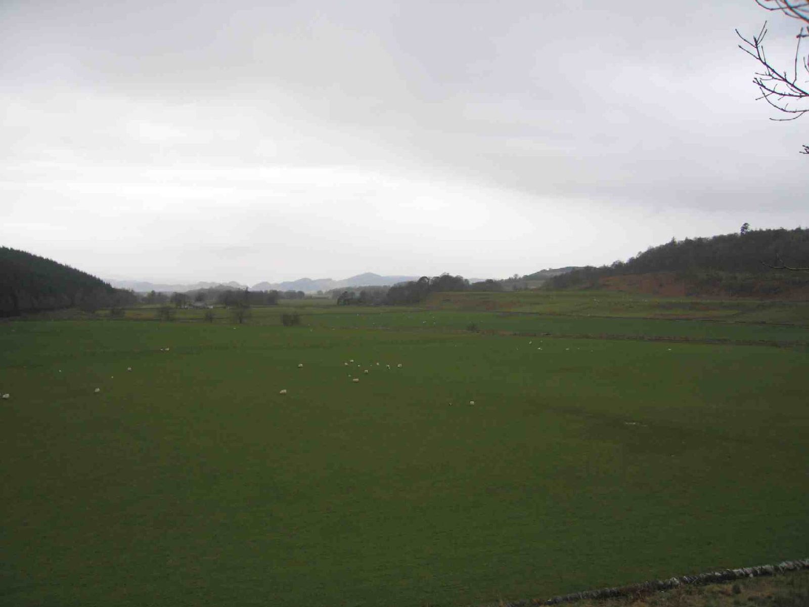 Zicht op Kilmartin Glen naar het zuiden vanaf het kerkhof van het dorp Kilmartin