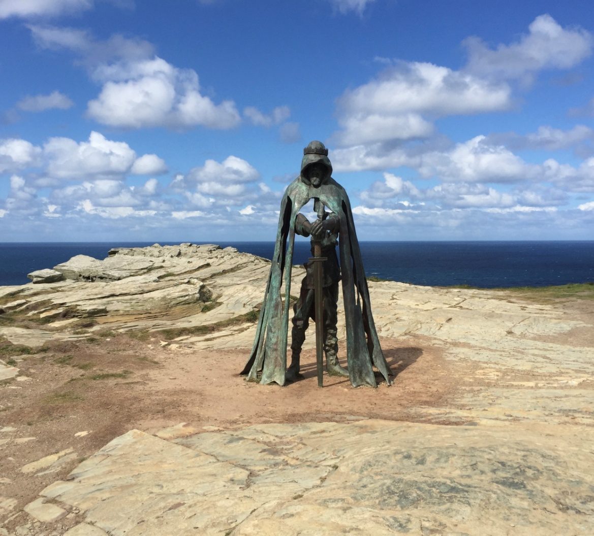 Standbeeld van koning Arthur in Tintagel. Foto door Caleb Howells
