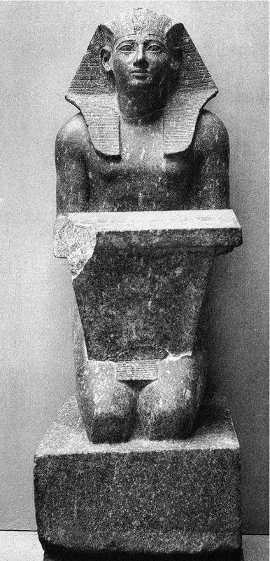 Knielend standbeeld van Amenhotep II met offertafel