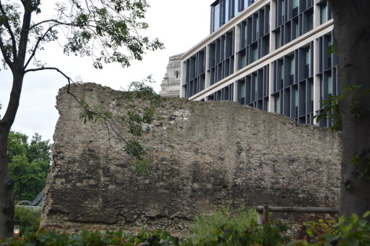 Een deel van de Romeinse muren van Londinium, waar Uther naar verluidt hof hield toen zijn conflict met Gorlois begon. Foto van N Chadwick, CC-BY 2.0