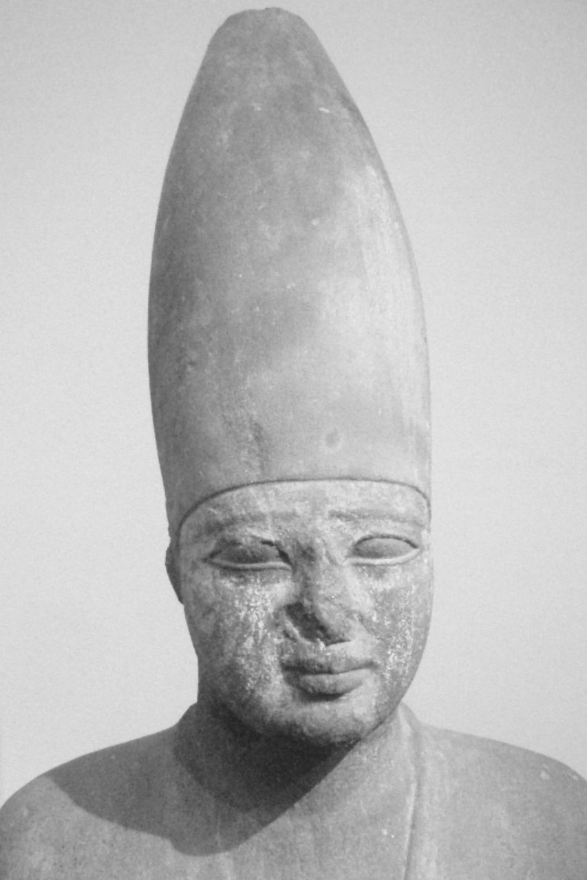 Standbeeld van Mentuhotep II met de kroon van Boven-Egypte