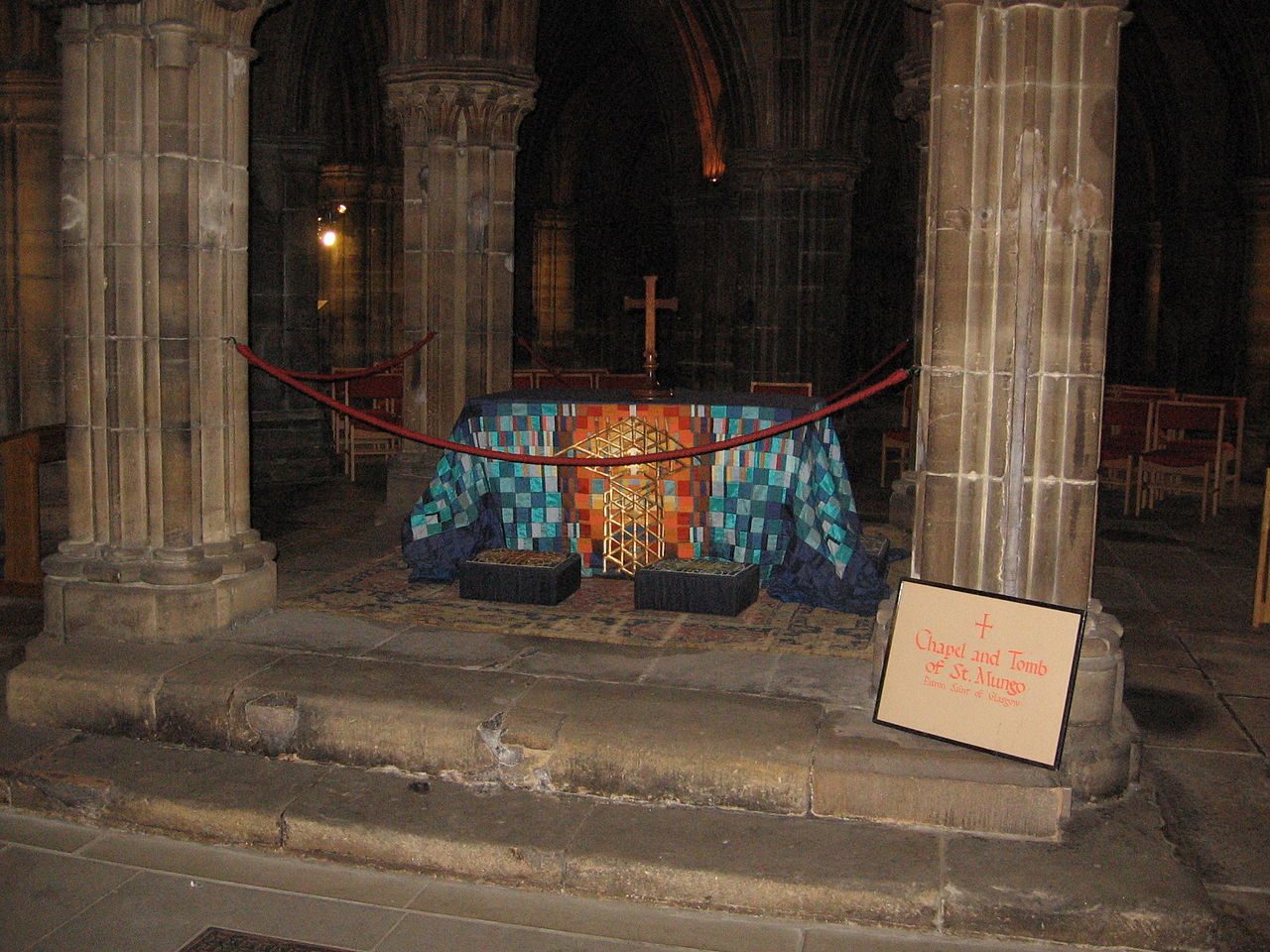 Het vermeende graf van de heilige Kentigern, ook bekend als Mungo, in de kathedraal van Glasgow