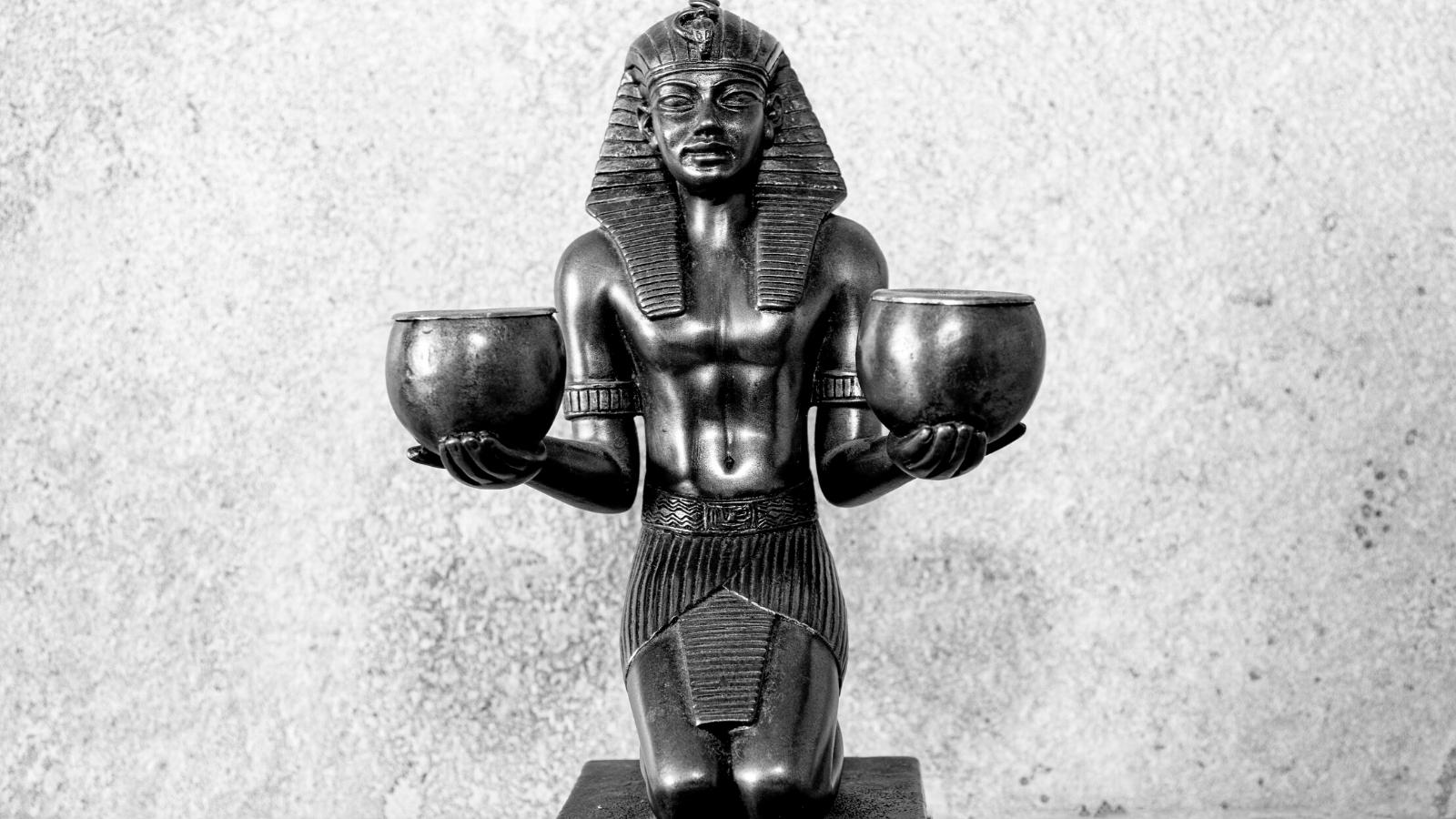Amenhotep II: De Bekwame Boogschutter en Farao van de 18e Dynastie
