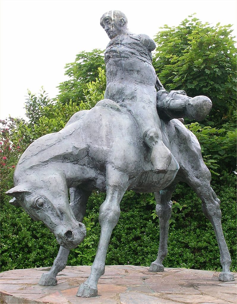 De Twee Koningen, een standbeeld van Bran de Gezegende die het lichaam van zijn neef Gwern draagt, Ivor Roberts-Jones, 1987, Kasteel van Harlech, Wales