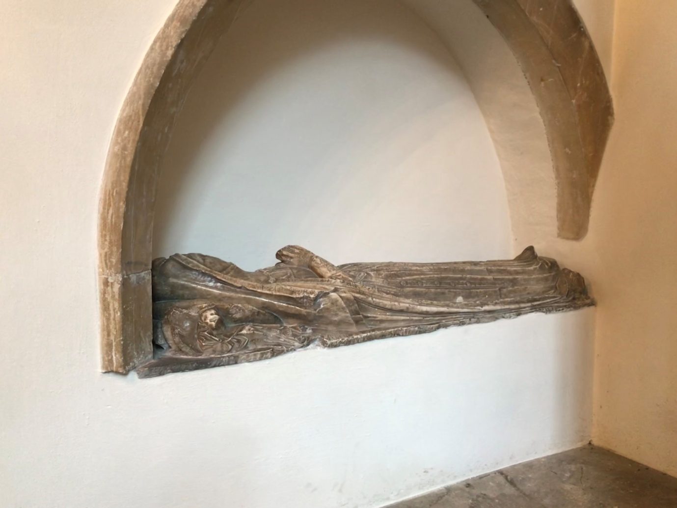 Het graf van Teilo in de kathedraal van Llandaff, Wales. Foto van Caleb Howells