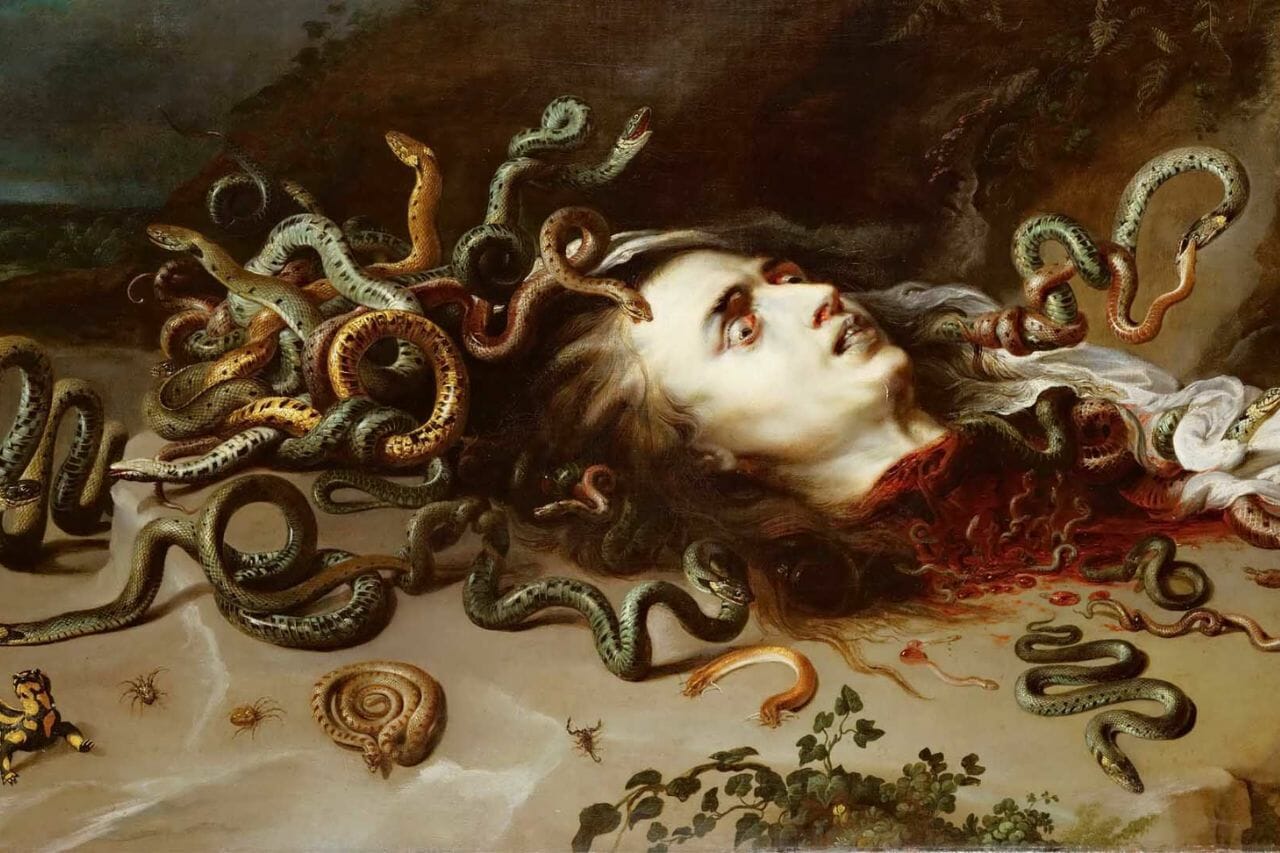 Waarom werd Medusa vervloekt? De twee kanten van het verhaal over Medusa's uiterlijk